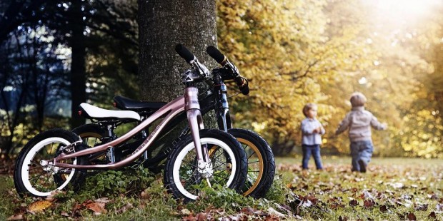 MORES Petitpierre running bike rose - blake playing children